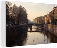 OneMillionCanvasses Canvas schilderij 150x100 cm - De brug boven de Miljacka in Sarajevo Bosnië - Multicolor