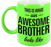 Bellatio Decorations Shoppartners Bv This is what an awesome brother looks like tekst cadeau mok / beker - neon groen - 330 ml - kado broer / broertje