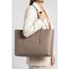 Calvin Klein Sac fourre-tout à logo métallisé avec pochette Desert Taupe