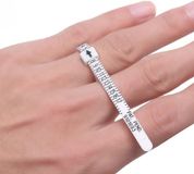 Okado Ringmeter Verstelbaar – Ringmaat Opmeten Tool – Ring Size Meter voor Vinger – Herbruikbaar – Inclusief Omrekentabel – Wit