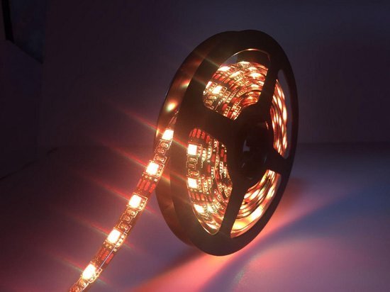 NÖRDIC LED-5M RGB LED strip met afstandsbediening, 5 meter, 300 LED's/m, Zelfklevend, 20 kleuren