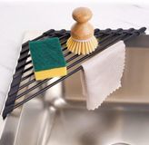 Famanu – Klein driehoekig afdruiprek met siliconen coating - roestvrijstalen frame voor gootsteenhoeken - multifunctioneel keukenrek voor afdruipen - laten afkoelen en organiseren - antislip en makkelijk schoon te maken - zwart