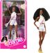 Barbie De Signature-poppenfilm, ISSA Rae in de rol van president gekleed in een glinsterende witte blouse en shorts, met presidentssjaal, JBJ55