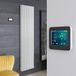Hudson Reed Vitality Ardus Radiateur électrique vertical – Blanc – 178,4 x 47,2 cm - 2 rangs - Avec thermostat Wi-Fi à écran tactile