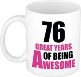 Bellatio Decorations Verjaardag 76 jaar Koffiemok Cadeau - Great years of being awesome - wit/roze - beker - Jubileum - voor dames - vrouwen