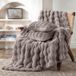 Zensation Pom Pom Fur plaid met kussens - taupe