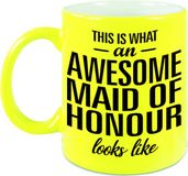 Bellatio Decorations Shoppartners Bv This is what an awesome maid of honour looks like tekst cadeau mok / beker - neon geel - 330 ml - Bruiloft getuige kado