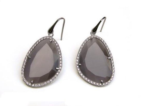 model Belinda oorringen in zilver gezet met grijze steen en cubic zirconia