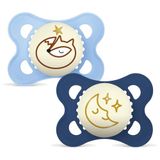 MAM Originele fopspeen voor baby's, 2-6 maanden, mat blauw, nacht, 2 stuks | Lichtgevend in het donker met een symmetrische, platte en flexibele speen van Skin Soft Silicone, met zelfsteriliserende doos