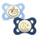 MAM Originele fopspeen voor baby's, 2-6 maanden, mat blauw, nacht, 2 stuks | Lichtgevend in het donker met een symmetrische, platte en flexibele speen van Skin Soft Silicone, met zelfsteriliserende doos