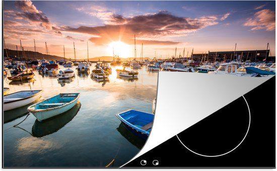 KitchenYeah® Inductie beschermer 77x51 cm - Kleurrijke boten in de Cobb van Lyme Regis tijdens een zonsopkomst - Inductiebeschermer