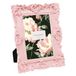 Laura Ashley 4x6 roze sierlijke getextureerde handgemaakte hars fotolijst met ezel en haak voor tafelblad en wanddisplay, decoratief bloemenontwerp huisdecoratie, fotogalerij, kunst, meer (4x6, roze)