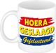 Bellatio Decorations mok keramiek 300 ml - Hoera geslaagd - Nederland vlag kleuren - cadeau