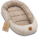 Totsy baby ASE Spolka Akcyjna Knus Baby Nestje Pasgeborene – zacht draagbaar en comfortabel Nest voor Ledikant Kinderbed Wieg Babykamer en Onderweg – behaaglijk voor Jongen & Meisje 90x50 cm Beige met Witte Sterren