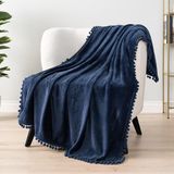 PAVILIA Marineblauwe deken Pom Pom voor Bank, Zachte Fleece Gezellige Pompom Fringe Sofa Deken, Decoratieve Thuis Gift Flanel Fluwelen Bed Gooien, Donkerblauw, 50x60