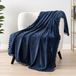 PAVILIA Marineblauwe deken Pom Pom voor Bank, Zachte Fleece Gezellige Pompom Fringe Sofa Deken, Decoratieve Thuis Gift Flanel Fluwelen Bed Gooien, Donkerblauw, 50x60
