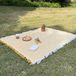 NCD E-Commerce Handel GmbH Tapis de pique-nique, tapis d'extérieur pliable, tapis de pique-nique, tapis de plage, adapté au camping, aux pelouses, aux plages et aux prairies ; nappe de cuisine avec pompons/nappe décorative ; 89 cm x 208 cm - jaune et blanc.