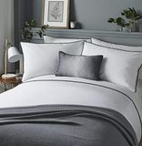 Serene - Pom Pom - Easy Care Dekbedovertrek Set | Super-King Size | Wit beddengoed met grijze Pom Poms