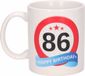 Bellatio Decorations Beallatio Decorations - 86 jaar Verjaardag koffiemok - cadeau beker - stopbord print met happy birthday - 300 ml - keramiek - wit