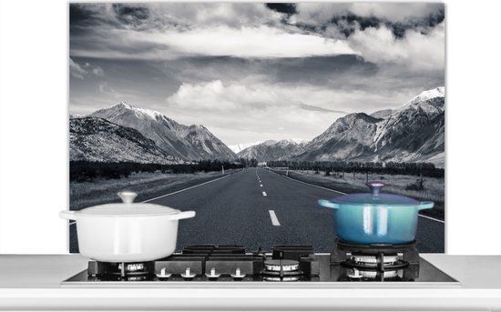 KitchenYeah - Spatscherm - Natuur - Bergen - Weg - Lucht - Zwart wit - 100x65 cm - Muurbeschermer