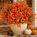 AXYLEX Kunstmatige herfstbloemen voor buiten, kunstmatige chrysant, uv-bestendig, vervaagt niet, groene planten, tuin, veranda, terras, herfst, woondecoratie, 12 bundels (oranje, groen)