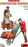 MiniArt Modelbouwpakket Militaire voertuigen - 38097 Bouwvakkers met Accessoires - 2 Figuren en Accessoires Plastic - 1:35 - Modelbouw