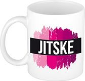 Bellatio Decorations Shoppartners Bv Jitske naam cadeau koffie mok - beker - met roze verfstrepen - Cadeau collega - moederdag - verjaardag - juf - coach - 300 ml - wit