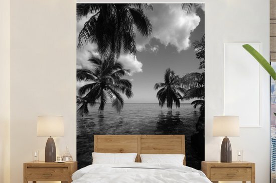 Nr1Wallpaper Behang - Fotobehang Reflectie van palmbomen in de zee van Mo'orea in zwart wit - Breedte 155 cm x hoogte 240 cm