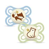 MAM Perfect fopspeen voor baby's, 2-6 maanden, blauw, 2 stuks | Lichtgevend in het donker met extra dunne en flexibele speen van Skin Soft Silicone, met zelfsteriliserende doos