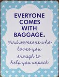 La Finesse Decoratieve Hangende Beschilderde Metalen Muur Plaque/Teken, Everyone Comes with Baggage.