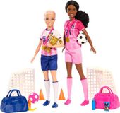 BARBIE Voetbalspeelset: 2 poppen en 15 accessoires voor plezier, 2 doelen, 2 kegels, 2 voetbalballen, snacks, waterflessen, medailles, trofee, sporttassen, voor kinderen
