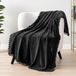 PAVILIA Zwarte deken pompon voor bank bed bank, fleece zachte donzige gezellige lichtgewicht pompon franje deken, decoratieve boho kamer woondecoratie geschenk flanel fluwelen worp, donker effen