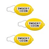 Fisura – Ovale rubberen portemonnee “Insert coin” geel. Retro portemonneetje met ketting, mini zakportemonnee unisex, speelse cadeautip. 3 stuks.