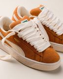 Puma Suede XL - Lage sneakers - Unisex - Suède - Rubber - Vetersluiting - Bruin/Wit/Gebroken Wit - Maat 43