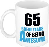 Bellatio Decorations Shoppartners Bv Verjaardag 65 jaar Koffiemok Cadeau - Great years of being awesome - wit/blauw - beker - Jubileum - voor heren - mannen