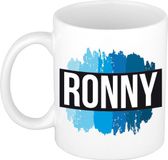 Bellatio Decorations Ronny naam cadeau koffie mok - beker - met blauw verfstrepen - Cadeau collega - vaderdag - verjaardag - meester - coach - 300 ml - wit