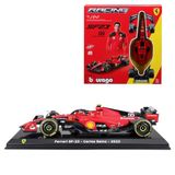 Bburago Ferrari SF23 F1 2023 #Sainz Montageset met helm en houder – miniatuurauto uit de collectie van metaal op schaal 1:24 – officieel gereduceerd model Formule 1 seizoen 2023 – Collector-editie