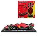 Bburago Ferrari SF23 F1 2023 #Sainz Montageset met helm en houder – miniatuurauto uit de collectie van metaal op schaal 1:24 – officieel gereduceerd model Formule 1 seizoen 2023 – Collector-editie