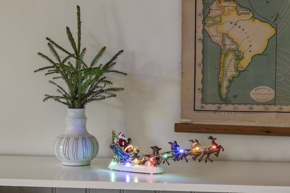 Konstsmide Kerstman in slee met rendieren - 10 LEDs - 14 x 36 cm - Werkt op batterijen