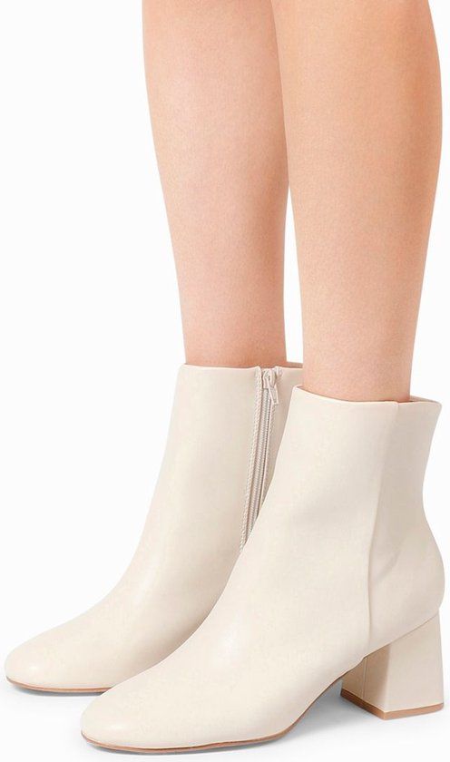 Sacha Dames Off white enkellaarsjes met blokhak Maat 39