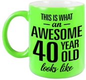 Bellatio Decorations Awesome 40 year - verjaardag cadeau koffiemok - beker - neon groen - 330 ml - 40 jaar geworden