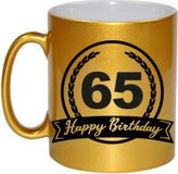 Bellatio Decorations Gouden Happy Birthday 65 years cadeau mok / beker met wimpel - 330 ml - keramiek - verjaardags koffiemok / theebeker