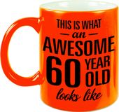 Bellatio Decorations Neon oranje Awesome 60 year cadeau mok / verjaardag beker 330 ml