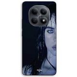 Maniacase Hoesje voor Xiaomi Redmi Note 15 5G Billie Eilish gezicht op zwarte achtergrond