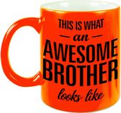 Bellatio Decorations Shoppartners Bv This is what an awesome brother looks like tekst cadeau mok / beker - neon oranje - 330 ml - kado broer / broertje
