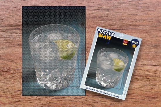 MuchoWow Puzzel Een Gin tonic op een blauwe tafel - Legpuzzel - Puzzel 1000 stukjes volwassenen