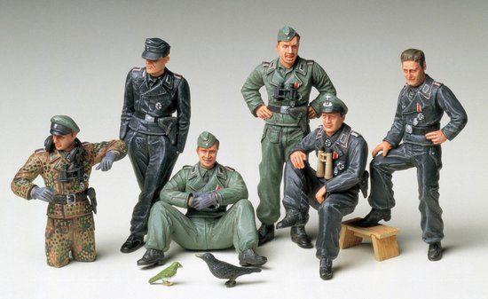 Tamiya German Tank Crew at Rest - Model Kit - Level 2 - 35201