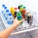 Unyqoos® Organisateur de boissons peu encombrant pour réfrigérateur – système auto-ajustable à 3 rangées pour 12 canettes, fabriqué en matériau ABS de qualité alimentaire et ressorts en acier inoxydable