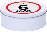 Merkloos Leeftijd Snoeptrommel - koektrommel Cadeau - wit - rond blik - met 6 jaar sticker