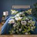SOIREE - Marinewit dekbedovertrek met bloemen - Tweepersoons beddengoed (200 x 200 cm) - omkeerbaar (2 motieven) - Zacht 100% satijnkatoen - 2x kussenslopen - Luxe beddengoed met witte bloemen